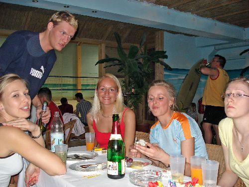 Frauentisch mit Herrenbesuch